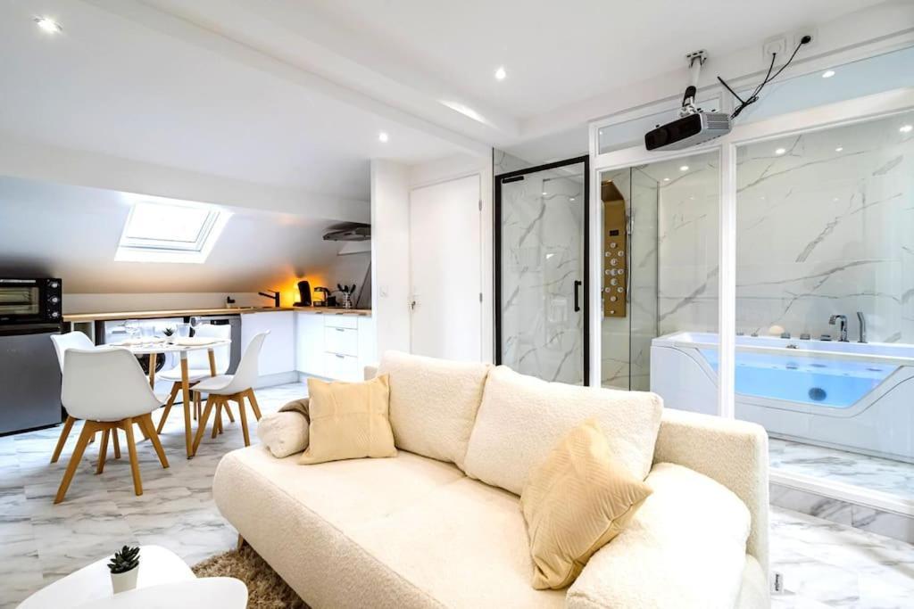Oasis Chic - Spa Prive & Cinema Reims Bagian luar foto