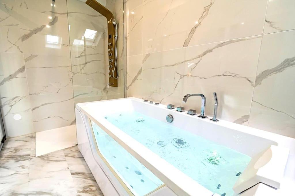 Oasis Chic - Spa Prive & Cinema Reims Bagian luar foto