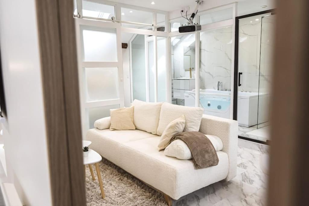Oasis Chic - Spa Prive & Cinema Reims Bagian luar foto